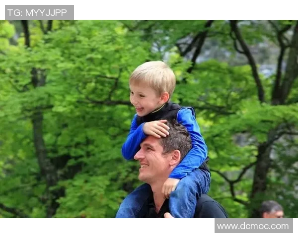 足球明星携儿子共赏精彩比赛瞬间温馨互动视频记录父子情深