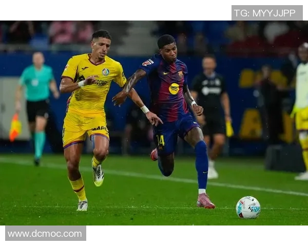 足球明星用足球反击对手瞬间集锦展现球场智慧与风采